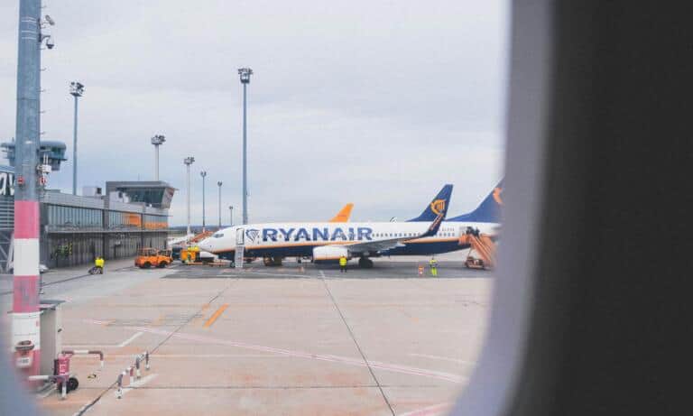 Avião da Ryanair. Foto: Nastya Dulhiier/Unsplash