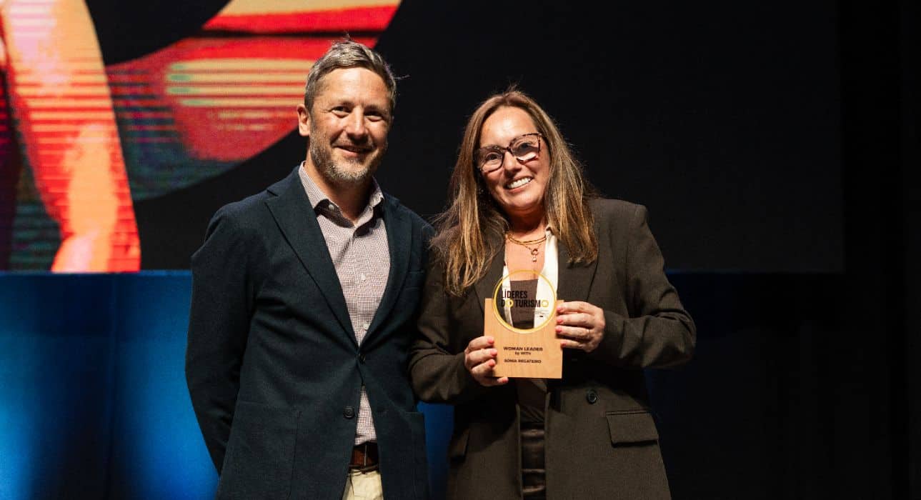 Sónia Regateiro, diretora de Operações do operador turístico Solférias, recebeu o Prémio Woman Leader by WITH, entregue por Graham Miller, diretor académico da WITH