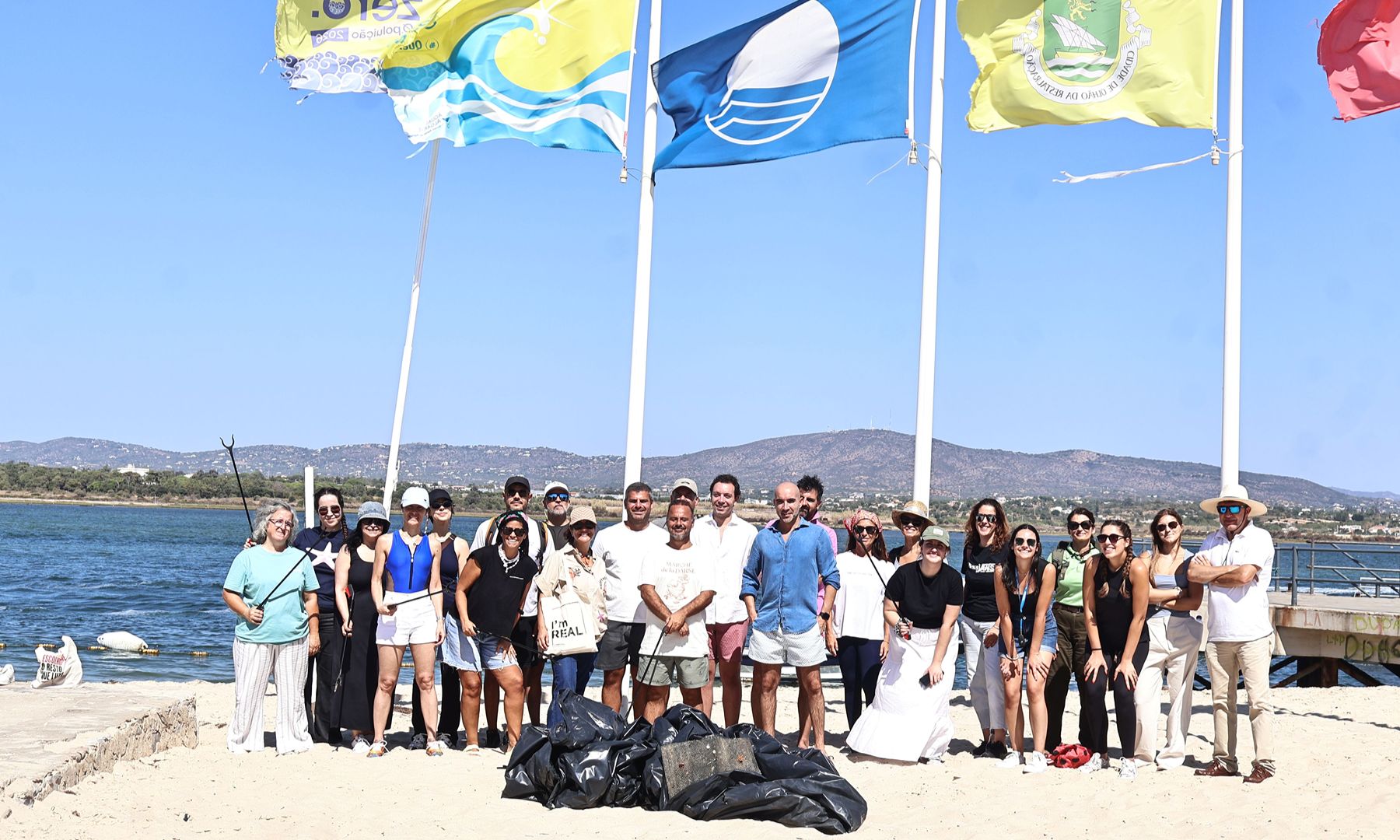 O Real Hotels Group (RHG) reuniu colaboradores na Ilha da Armona, no Algarve, para uma ação de voluntariado e limpeza costeira, realizada no Dia Internacional de Limpeza Costeira.