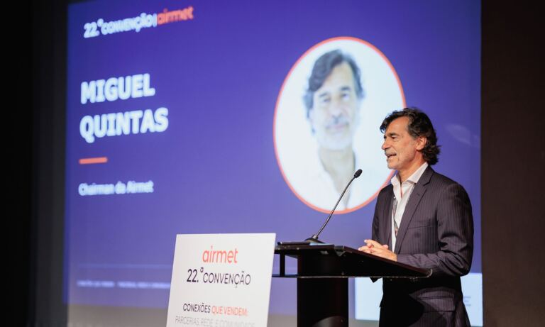 Miguel Quintas, chairman da Airmet, no discurso de abertura da 22.ª Convenção do grupo, que decorre de 30 de outubro a 1 de novembro, na Póvoa de Varzim, sob o tema “Conexões que Vendem: Parcerias, Rede e Comunidade”.